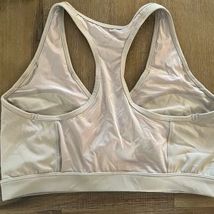 Whitney Simmons L Gymshark sports bra